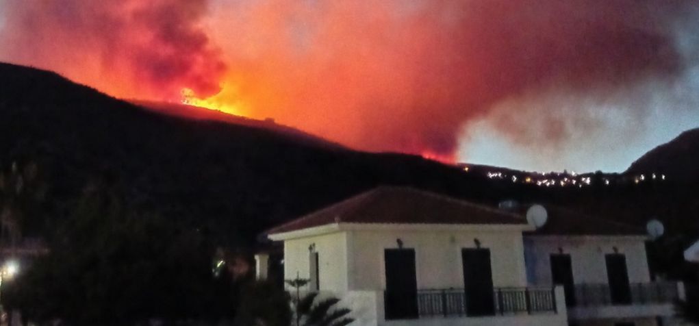Κεφαλλονιά: Ολονύκτια μάχη με τις φλόγες – Εκκενώθηκαν χωριά – Ανεξέλεγκτη ακόμα η πυρκαγιά (vid&pics)
