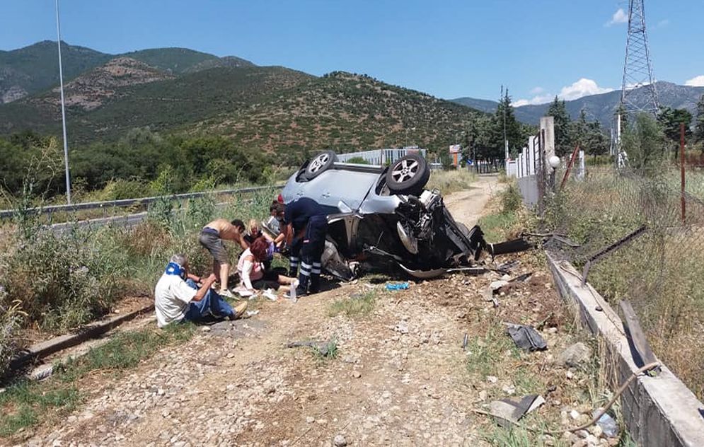 Τροχαίο ατύχημα στη Χαλκιδική – Ζευγάρι ηλικιωμένων στο αυτοκίνητο(φωτο)