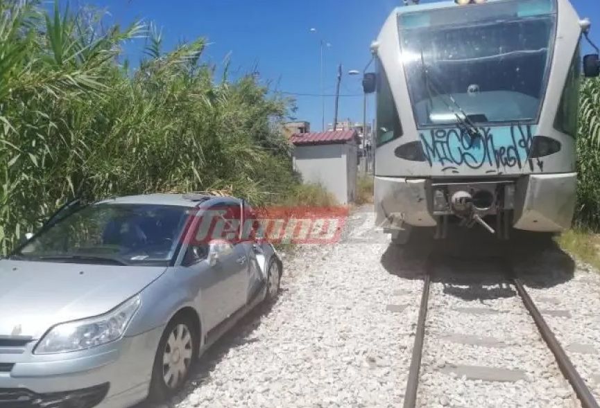 Σοκ στην Πάτρα: Συρμός προαστιακού συγκρούστηκε και παρέσυρε αυτοκίνητο