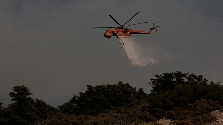 Ανεξέλεγκτη η φωτιά σε Γορτυνία και Αρχαία Ολυμπία – Επιχειρούν πάνω από 800 πυροσβέστες και το Beriev BE-200