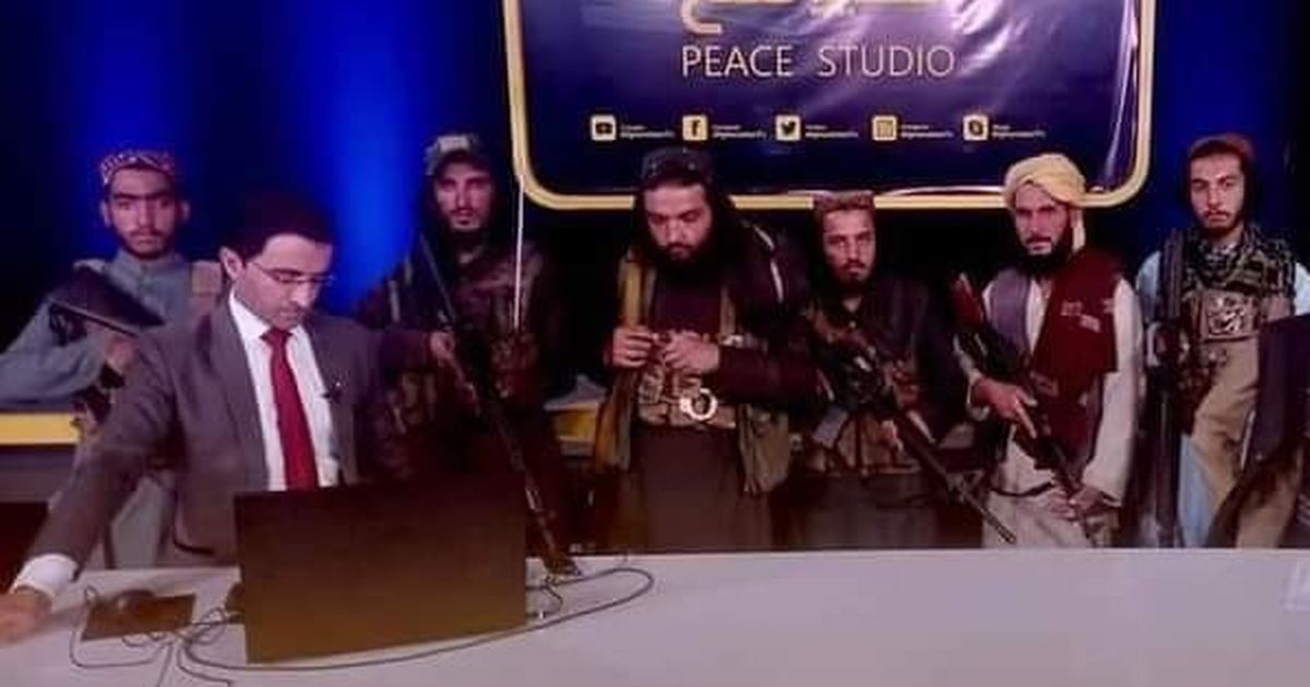 Ταλιμπάν: Eισέβαλαν σε τηλεοπτική εκπομπή και έβαλαν τον παρουσιαστή να τους αποθεώσει (vids)