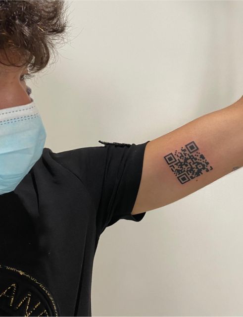 Iταλία: Ο άνθρωπος green pass – Έκανε τατουάζ το QR code του πιστοποιητικού εμβολιασμού (vids)