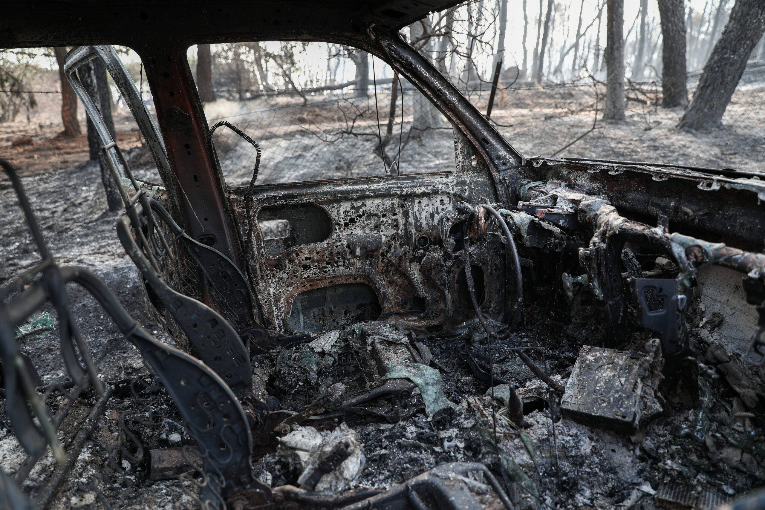 Όσα άφησε πίσω της η φωτιά στη Βαρυμπόμπη – 80 καμένα σπίτια μέχρι στιγμής ο απολογισμός (pics)
