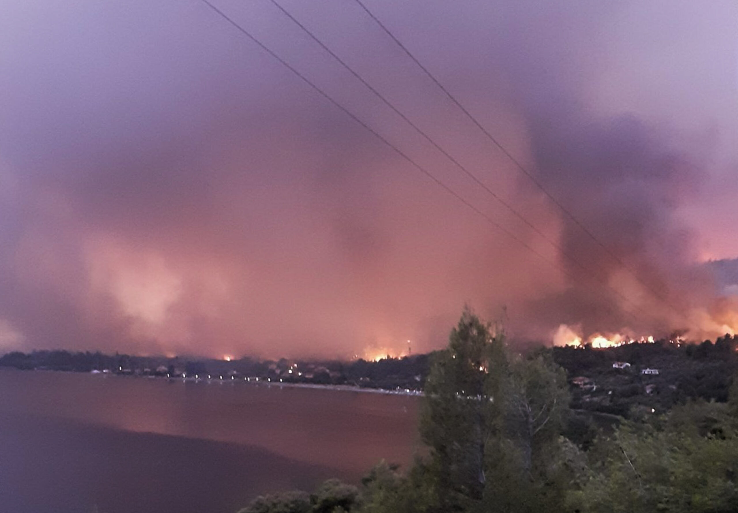 Eύβοια: Ξεκίνησαν οι ρίψεις, μάχη με τις αναζωπυρώσεις – «Τουλάχιστον 150 σπίτια έχουν καεί»