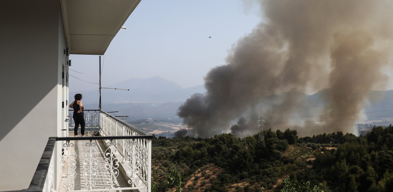 Φωτιά στην Εύβοια: Εκκενώνεται και κάμπινγκ στην Αγία Άννα – Στην παραλία οι πολίτες