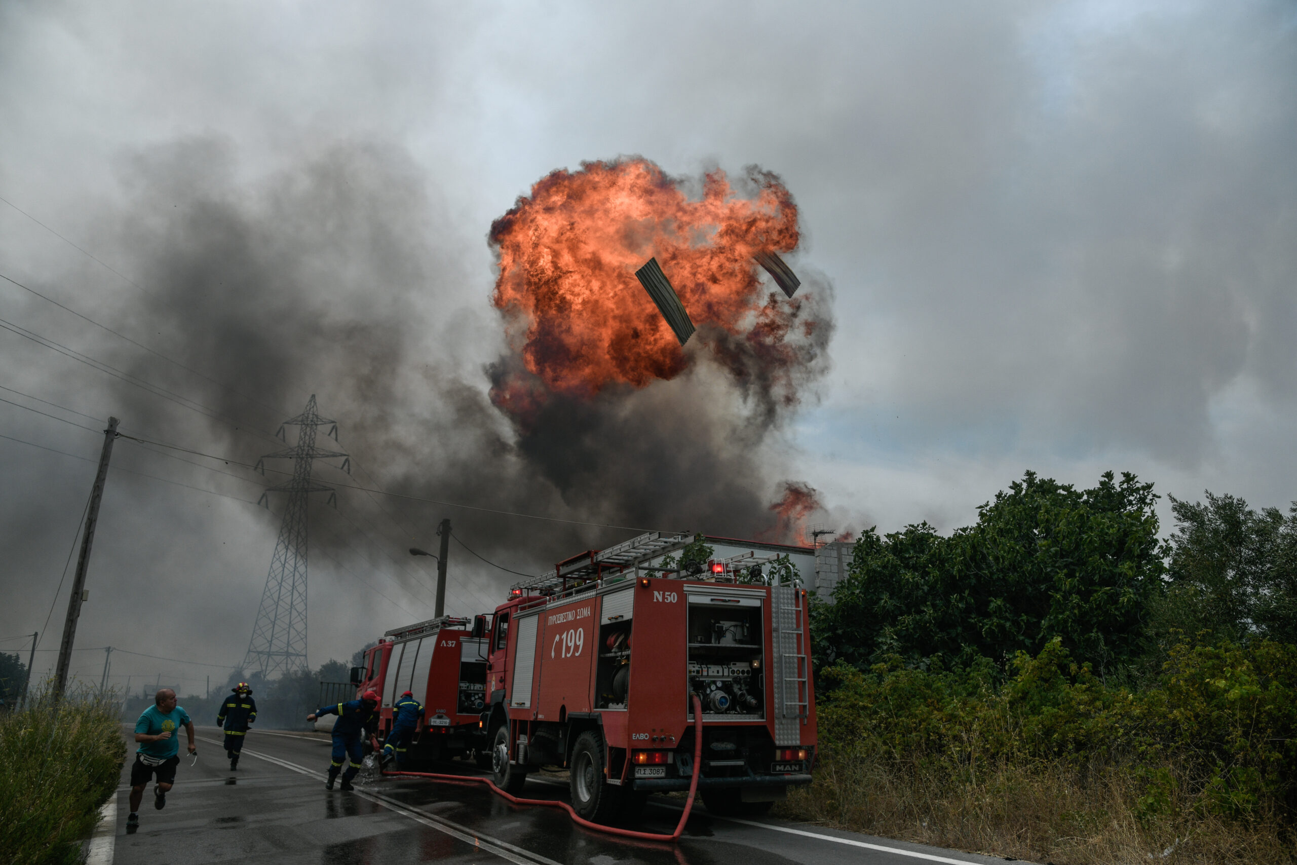 Απίστευτες φωτογραφίες από την πύρινη κόλαση στην Αττική και την μάχη εθελοντών και πυροσβεστών