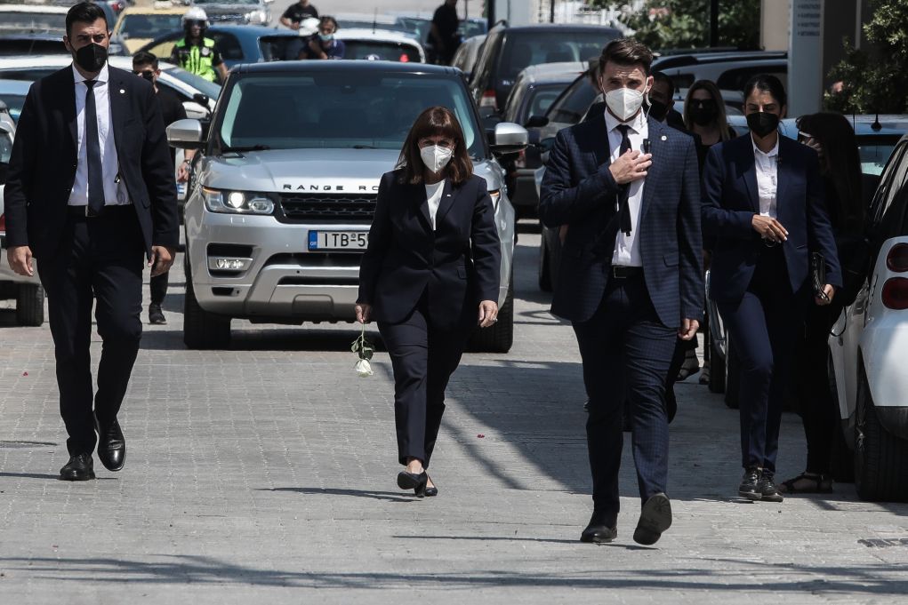 Σε εξέλιξη η κηδεία του εθελοντή πυροσβέστη – Στην κηδεία και η Πρόεδρος της Δημοκρατίας (pics)