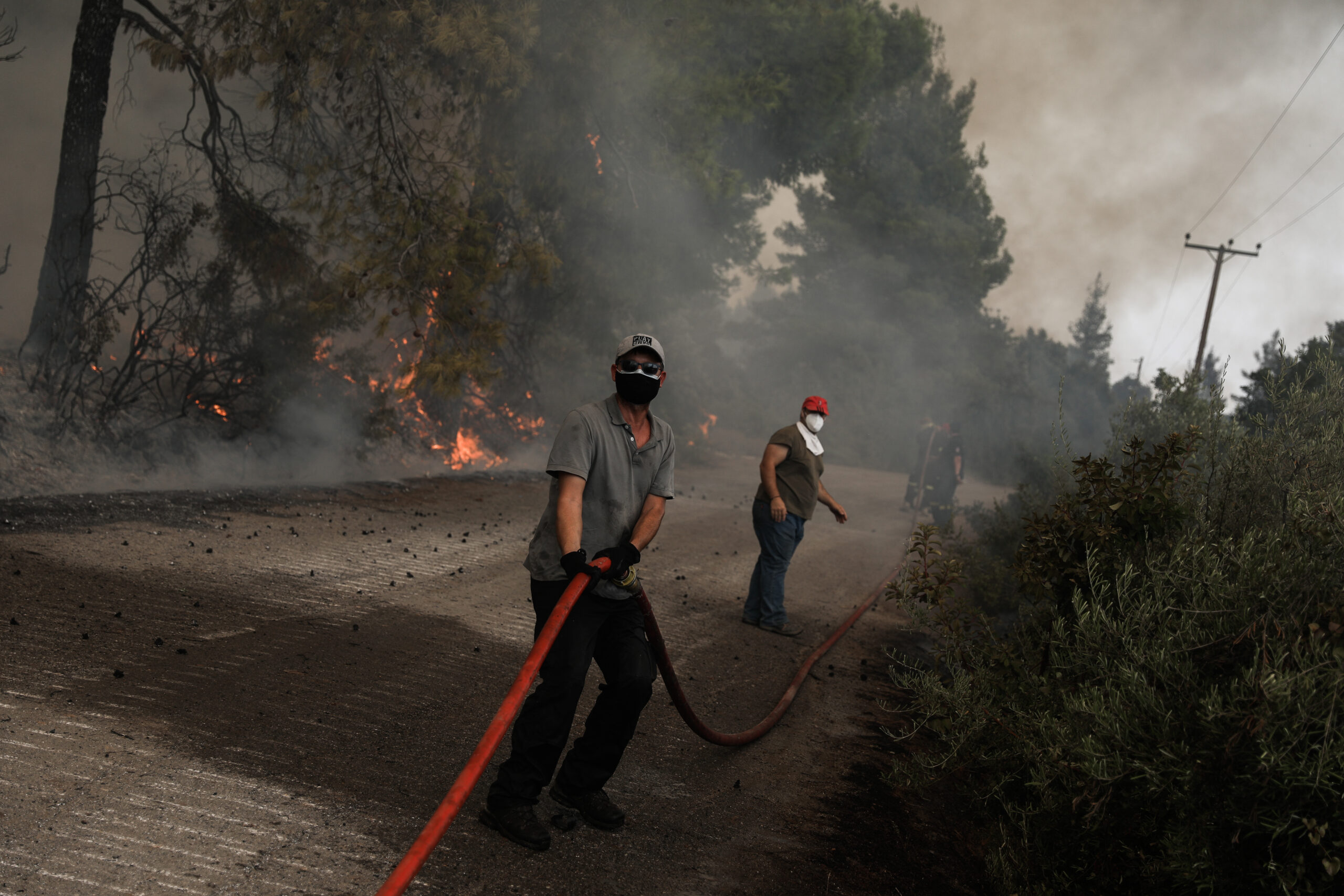 Bόρεια Εύβοια: Πολλές οι αναζωπυρώσεις – Με δεξαμενόπλοιο κουβαλούν νερό για τα πυροσβεστικά (pics&vids)