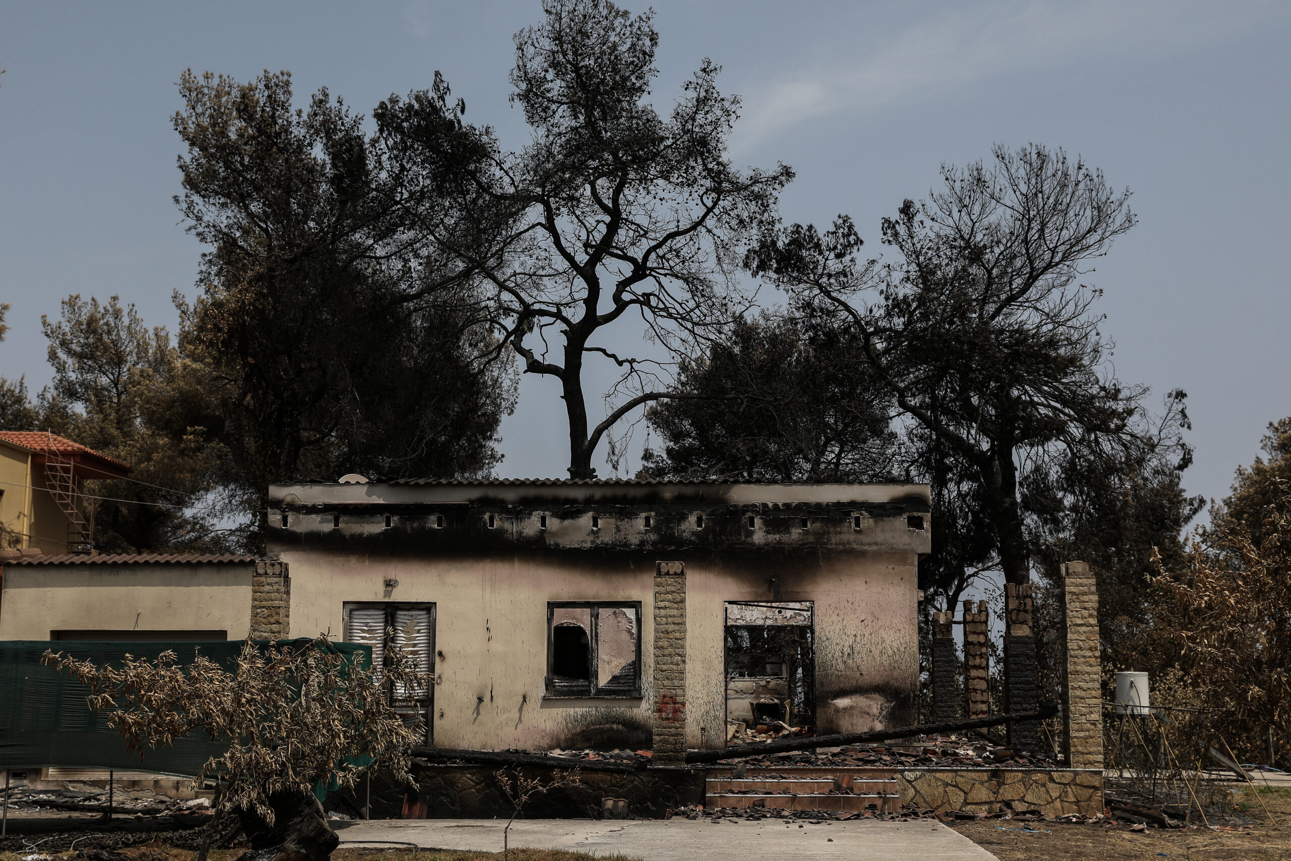 Εύβοια: Εικόνες απόλυτης καταστροφής μετά τη πύρινη λαίλαπα – «Γυρίσαμε να μαζέψουμε τα κομμάτια μας»