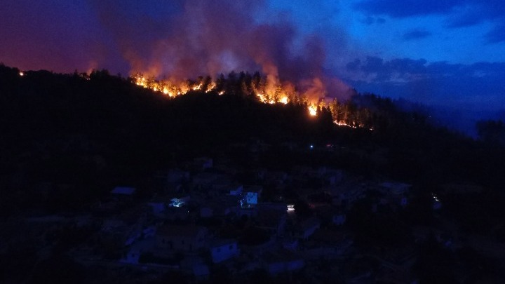 Κόλαση στην Εύβοια: Δείτε πως φαίνεται η φωτιά από την Σκιάθο (vid)