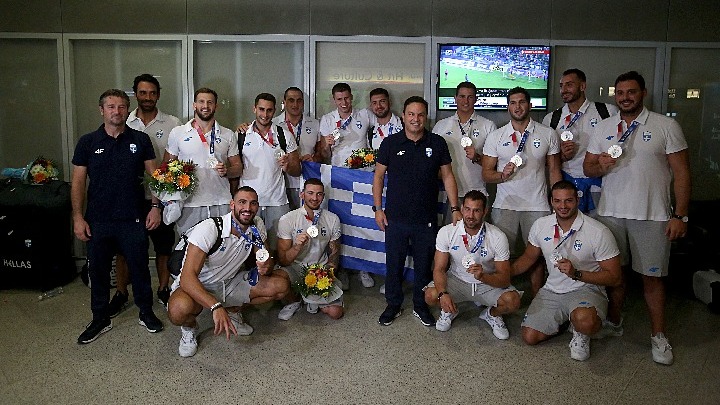 Πανηγυρική η υποδοχή των «ασημένιων» παιδιών του Θοδωρή Βλάχου στο Ελ. Βενιζέλος – Δείτε βίντεο