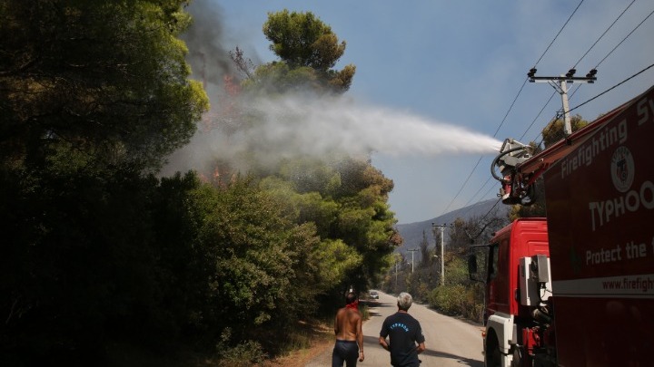 Βίλια – Πυρκαγία: Οί αλλαγές του ανέμου δυσκολεύουν κατάσβεση (vid)