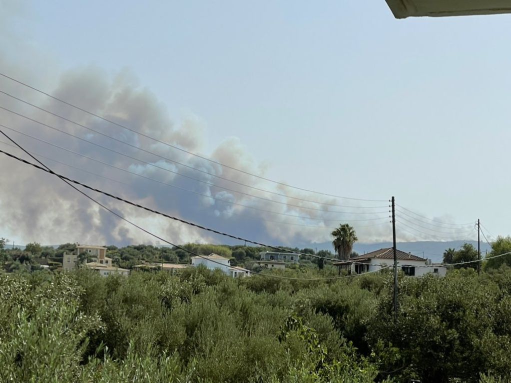 Κέρκυρα: Φωτιά σε δύσβατο σημείο – Δεν απειλούνται οικισμοί (βίντεο)