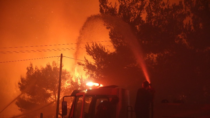 Μήνυμα από το 112 για εκκένωση περιοχών προς την Αθήνα και τον Βαρνάβα