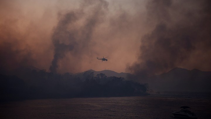Αχαΐα – Αιγιάλεια: Εναέρια πυροσβεστικά μέσα επιχειρούν από νωρίς το πρωί (vid)