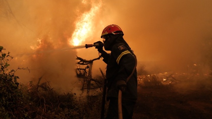 Εύβοια: Καίγεται η Πευκί