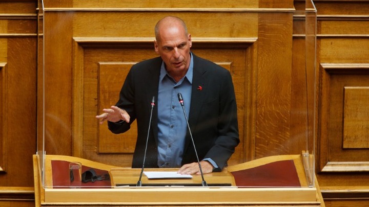 Γ. Βαρουφάκης για φωτιές στη Βουλή: «Καμία ανεμογεννήτρια στη στεριά»