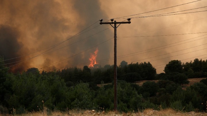 Βαρυμπόμπη: Μπαίνει στο ρέμα της Χελιδονούς η φωτιά (vid)