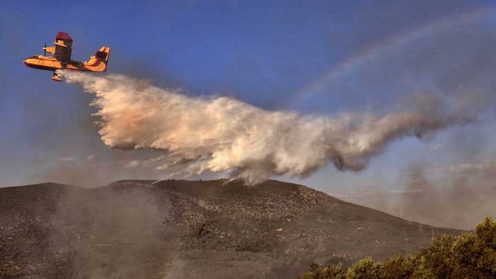 Γρεβενά – Εκτός ελέγχου η φωτιά: Εκκενώθηκαν 6 χωριά (vids)