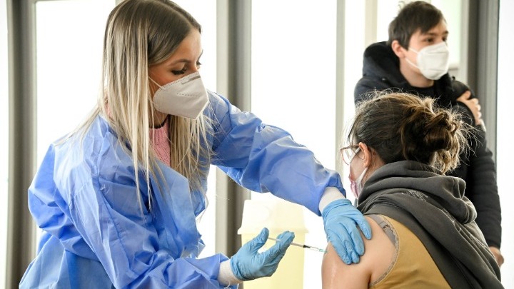 Γερμανία: Εργοδότες και συνδικάτα κάνουν κοινή έκκληση προς τους πολίτες να εμβολιαστούν