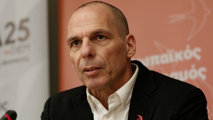 Συγκλόνισμενος ο Γιάνης Βαρουφάκης από τον θάνατο του Κ.Μίχαλου