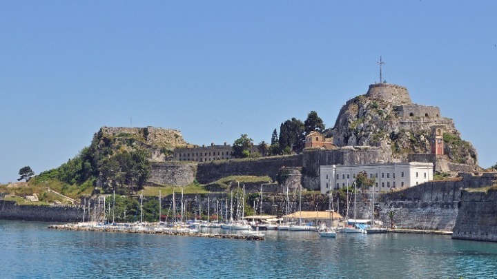 Κέρκυρα: Με εκατοντάδες κορδέλες οι επιτάφιοι της Παναγίας