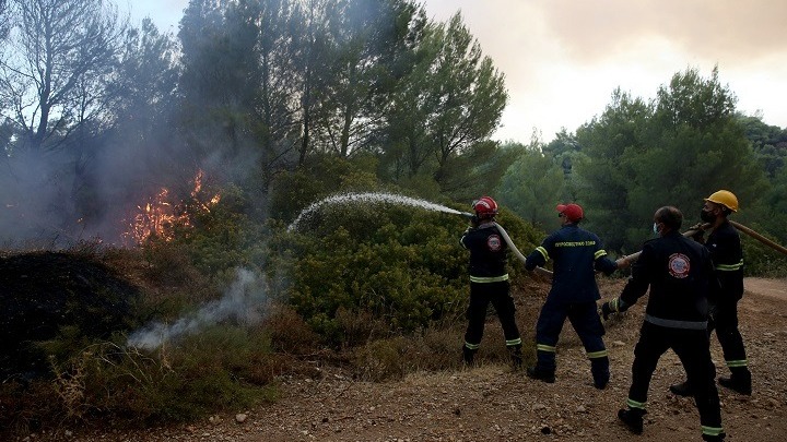 Ρόδος: Συνεχίζεται η μάχη των πυροσβεστών με τις φλόγες