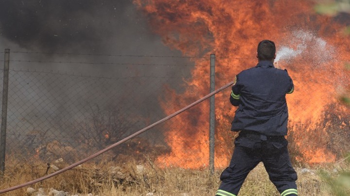 Γύθειο: Συνεχίζεται η μάχη για να μην μπει η φωτιά στη πόλη