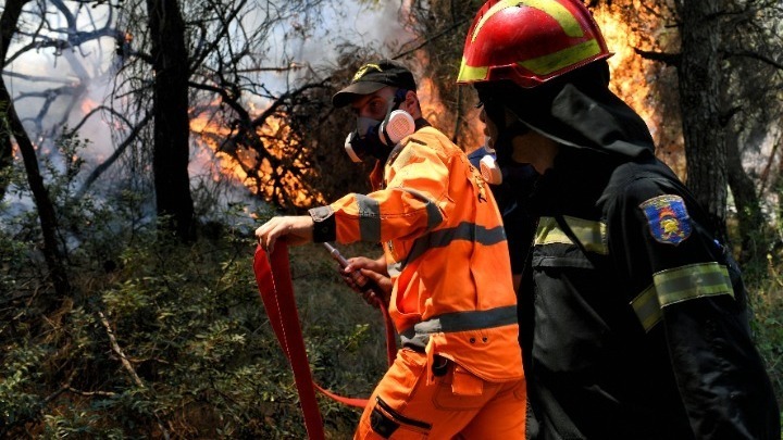 Συνεχίζεται ο εφιάλτης στην Εύβοια: Φλόγες περικύκλωσαν τους Κουρκουλούς – Τραυματίστηκαν τρεις πυροσβέστες