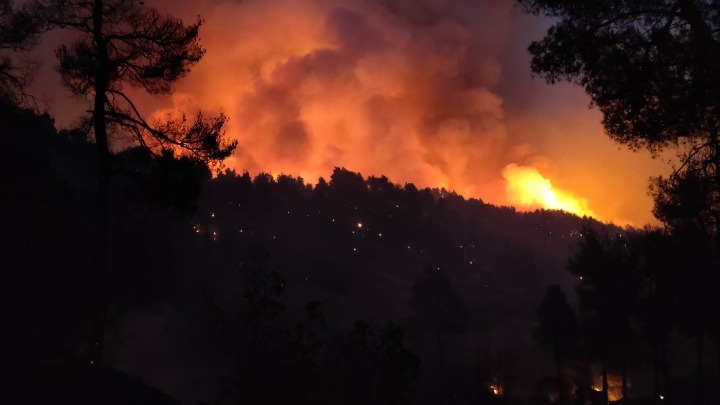 Οριοθετήθηκε η πυρκαγιά στα Βίλια  (pics & vids)
