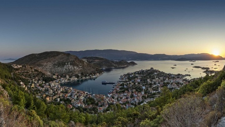 Η Ελλάδα κρατάει τους τουρίστες της πάρα τις δυσμενείς καταστάσεις της