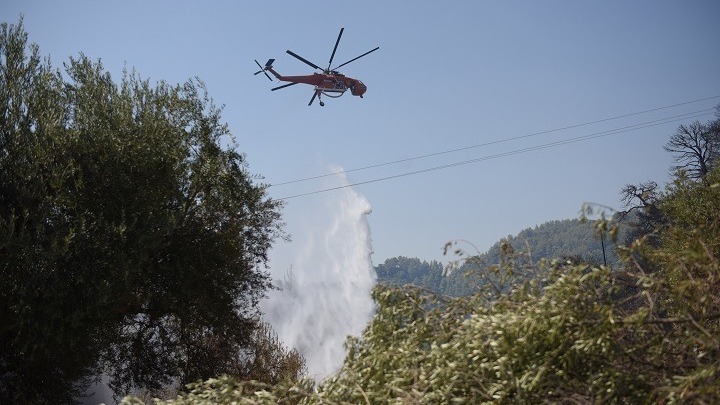 Μεγάλη φωτιά στη Βαρυμπόμπη – Καίγεται παρθένο δάσος (Vids)
