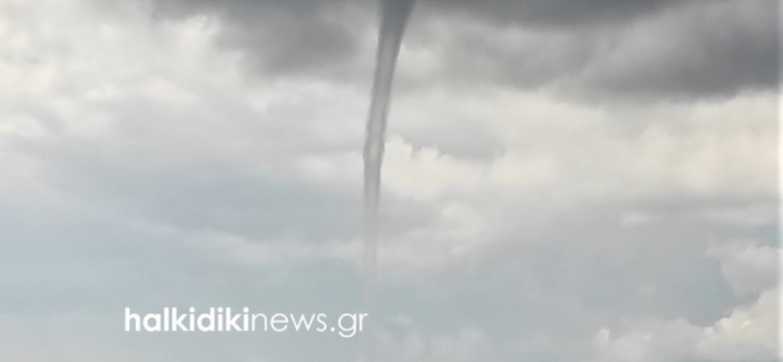 Χαλκιδική: Εντυπωσιακός υδροστρόβιλος στον Τορωναίο – Δείτε το βίντεο