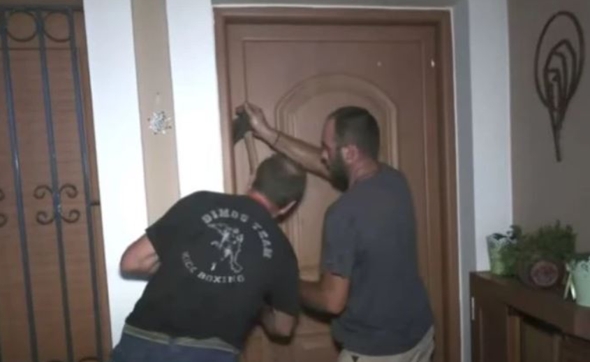 Συγκλονιστικές στιγμές – Πυρκαγιές: Σπάνε πόρτες για να αναζητήσουν εγκλωβισμένους (Vid)