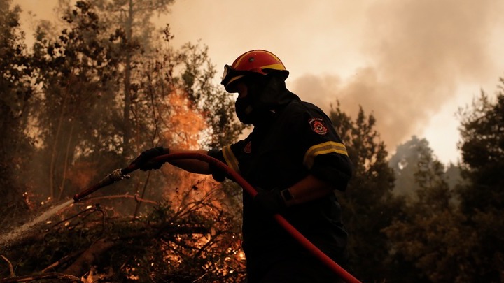 Μάνη: Συνεχίζεται η μάχη της πυροσβεστικής με τις φλόγες