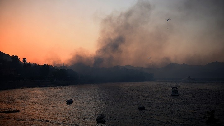 Αιγιάλεια – Φωτιά: Σε επιφυλακή εξακολουθούν να βρίσκονται σκάφη του Λιμενικού λόγω (vid)