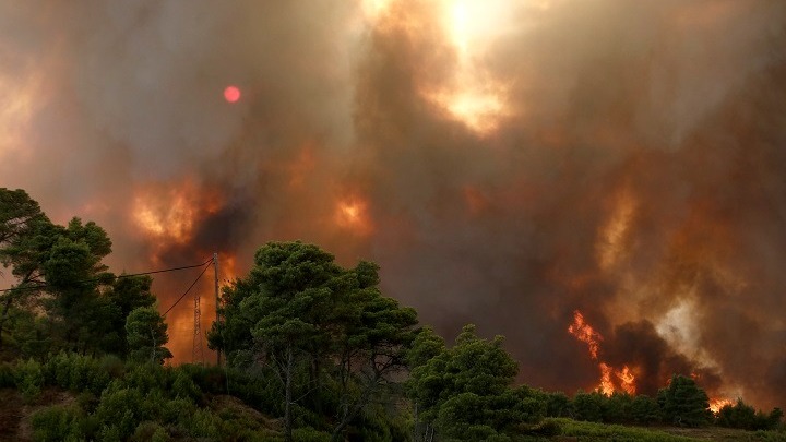 Φωτιά στην Βαρυμπόμπη: Η φωτιά σε απόσταση λίγων χιλιομέτρων από τα Κιούρκα