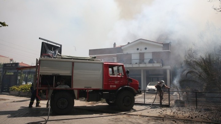 Βαρυμπόμπη – Φωτιά: 77 επιχειρήσεις επλήγησαν