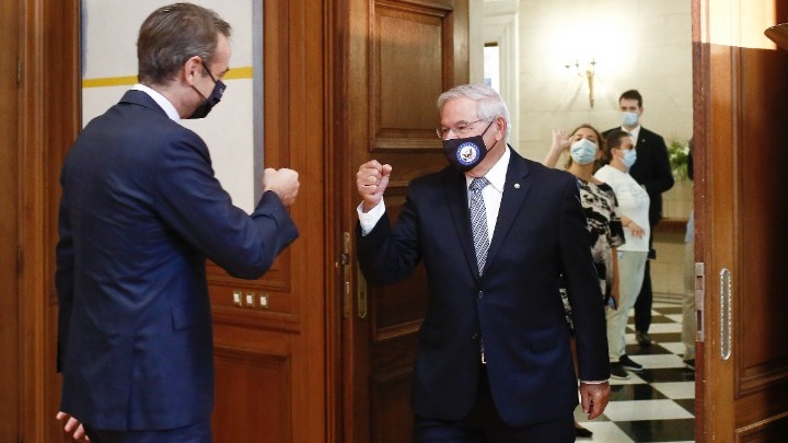 Συνάντηση Μητσοτάκη – Μενέντεζ: Με ποιους τρόπους έχει υποστηρίξει ο γερουσιαστής των ΗΠΑ την Ελλάδα (pics)
