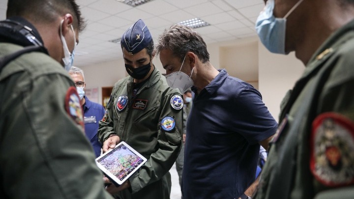 Στην 112 Πτέρυγα Μάχης ο Κυριάκος Μητσοτάκης – Συνομίλησε με τους χειριστές των Canadair (pics)