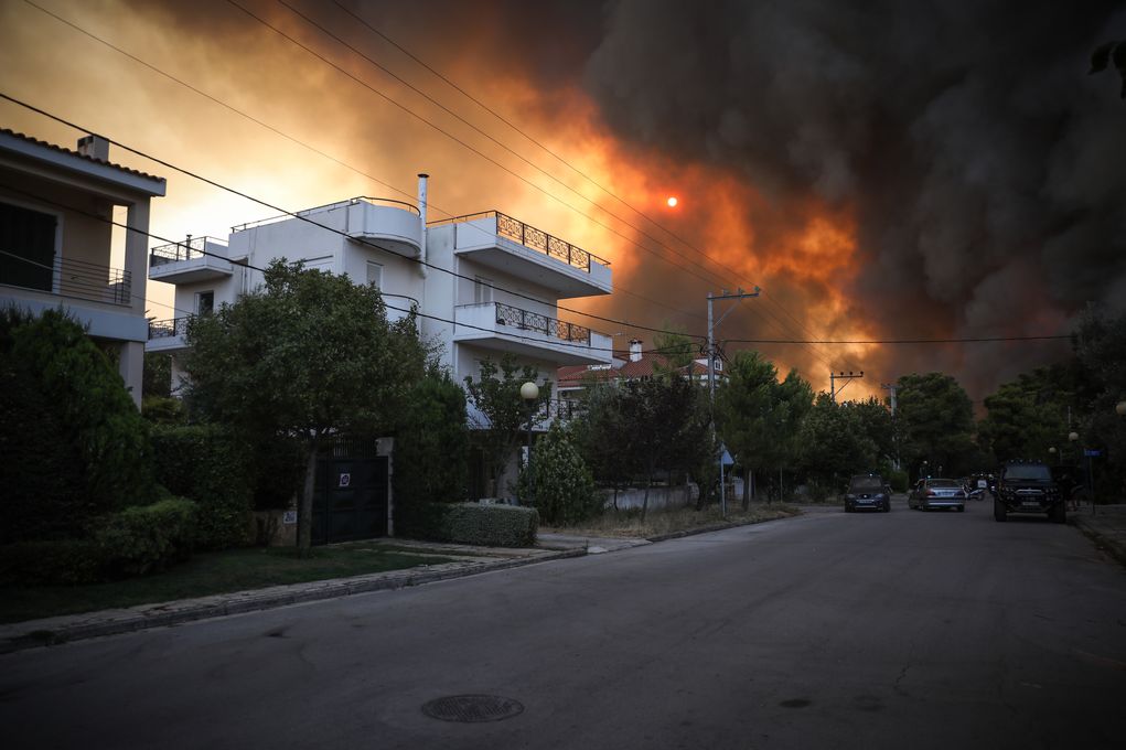 Η στιγμή που η φωτιά μπαίνει μέσα στις Αδάμες (vid)
