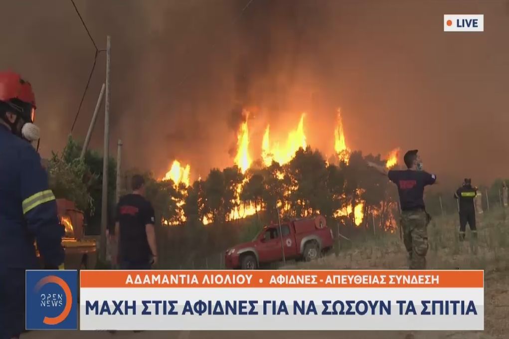 Φωτιά στην Αττική: Καίγονται τα πρώτα σπίτια στις Αφίδνες