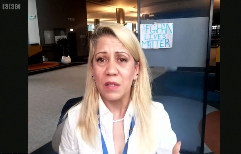 Αφγανιστάν: Δημοσιογράφος ξεσπά σε κλάματα απευθυνόμενη στον ΓΓ του ΝΑΤΟ – Δείτε το video