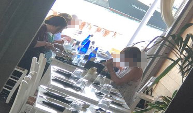 H Μόνικα Μπελούτσι στην Πάρο: Γεύμα με την παρέα της στη Νάουσα