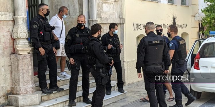 Κρήτη: Από την πίσω πόρτα στο δικαστήριο ο 27χρονος Ρουμάνος – Ξέσπασαν μάνα και χήρα του θύματος