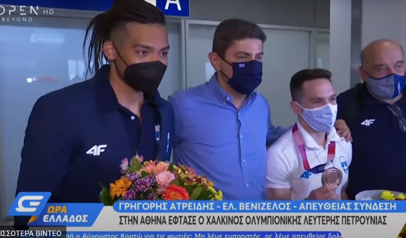Έφτασαν στην Ελλάδα Πετρούνιας – Καραλής – H αποθεωτική υποδοχή στο αεροδρόμιο (vid)