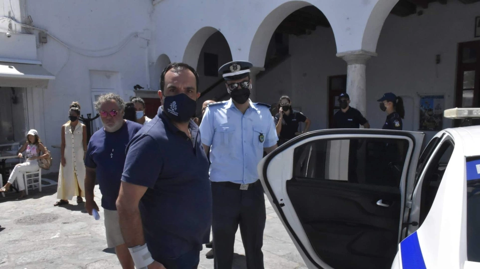 Μύκονος: Η αστυνομία συνέλαβε το δήμαρχο του νησιού (video + photos)