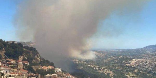 Φωτιά στην Κρήτη: Σε δύσβατο σημείο η πυρκαγιά στον Άγιο Θωμά
