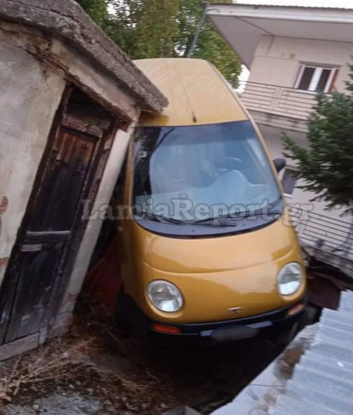 Σοκ στην Φθιώτιδα – Αυτοκίνητο έπεσε σε αυλή