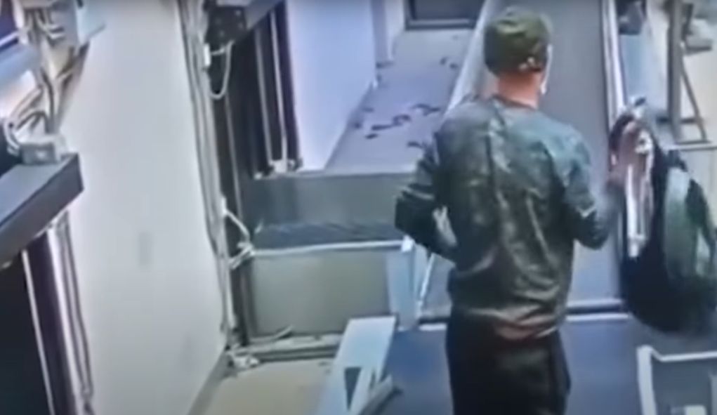 Η περιέργεια νίκησε μεθυσμένο Ρώσο ο οποίος μπήκε στον κυλιόμενο ιμάντα των αποσκευών σε αεροδρόμιο (vid)